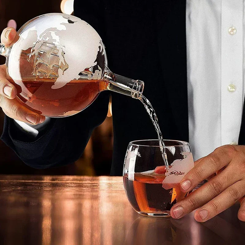 Decanter Globe Set - 850ml Whiskey-Globus-Dekanter-Set mit 2 geätzten Gläsern,